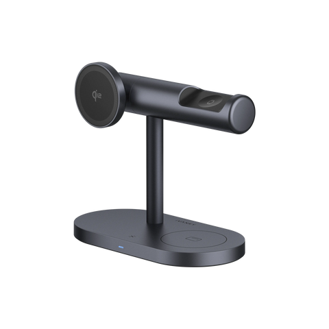 Soporte de carga inalámbrica 4 en 1 iVANKY para iPhone, un cargador inalámbrico vertical diseñado para cargar varios dispositivos Apple en un escritorio o mesita de noche.